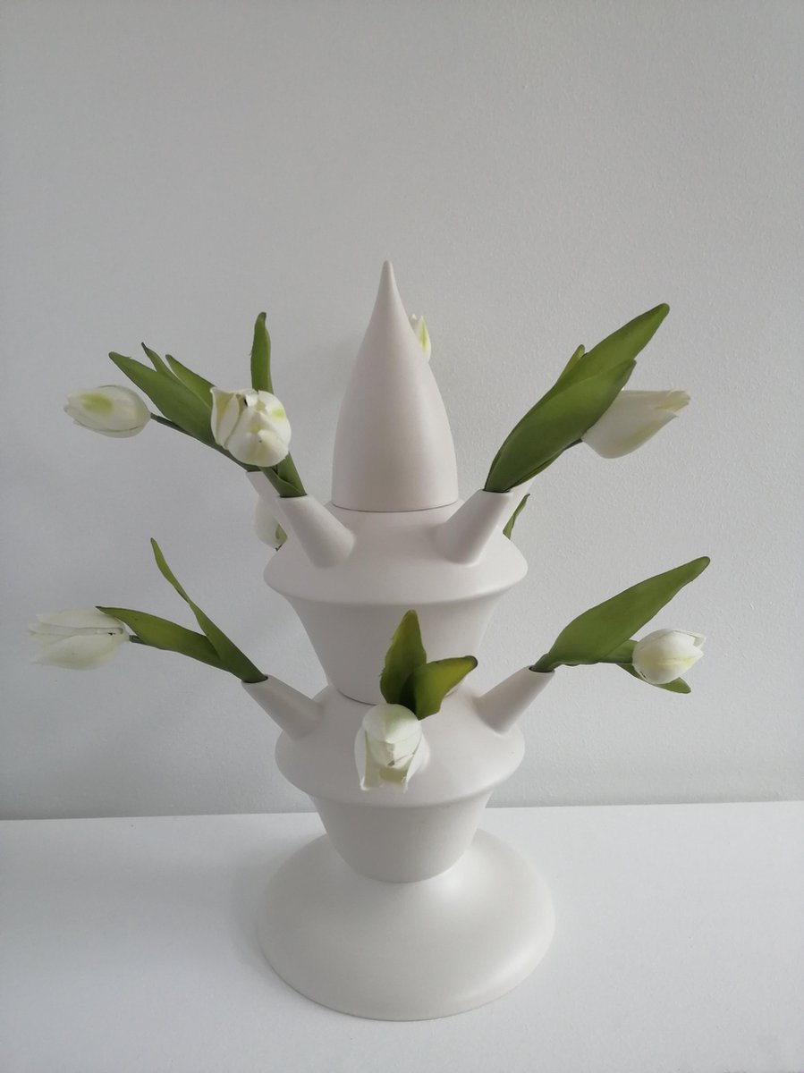 Tulpenvaas, Flowertower Tulpenvaas die niet alleen met tulpen tot zijn recht komt. Ook met ander bloemen of droogbloemen is deze vaas een pronkstuk. Tulpenvaas, Flowertower Tulpenvaas die niet alleen met tulpen tot zijn recht komt. Ook met ander bloemen of droogbloemen is deze vaas een pronkstuk.